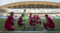 Para pemain Timnas Indonesia bersiap menghadapi Mauritius pada laga uji coba di Stadion Wibawa Mukti, Jawa Barat, Selasa (11/9/2018). Indonesia menang 1-0 atas Mauritius. (Bola.com/Vitalis Trisna)