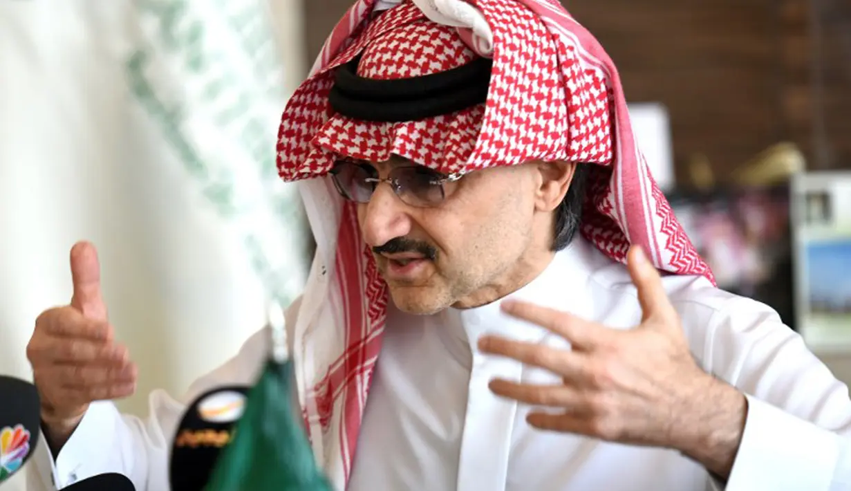 Alwaleed bin Talal menjelaskan ke awak media terkait niat beramalnya di Riyadh, Arab Saudi, Rabu (1/7/2015). Alwaleed mengaku terinspirasi oleh sikap Bill Gates yang memberikan sebagian hartanya kepada penderita polio. (AFP/Fayez Nureldine)