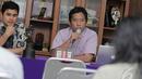 Ketua Umum AJI, Suwarjono (kanan), saat konferensi pers di kantor AJI, Jakarta, Selasa (23/12/2014). (Liputan6.com/Faizal Fanani)
