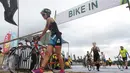 Peserta bersiap menaiki sepeda setelah berenang di pantai sepanjang 1,5 km pada Herbalife Bali International Triathlon 2016 di Sanur, Bali, Minggu (14/8). (Liputan6.com/Made Anto)