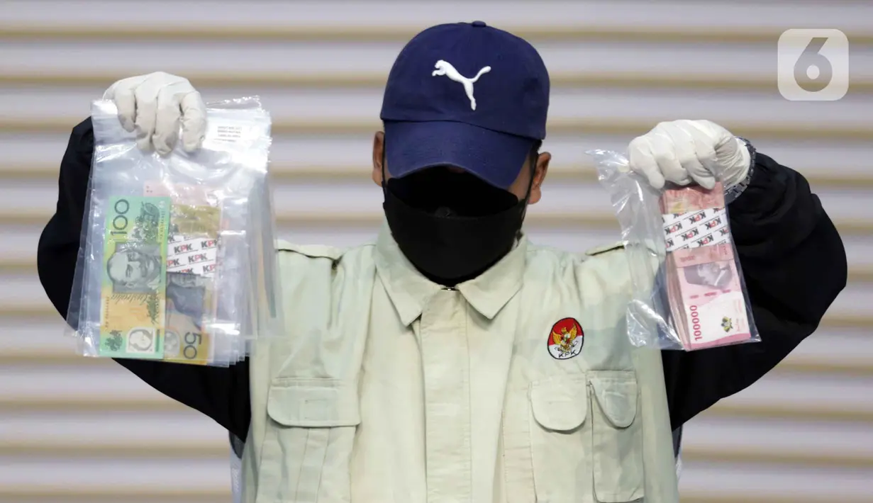 Usai menggelar Operasi Tangkap Tangan (OTT) terhadap PT Inhutani V Dicky Yuana Rady, Komisi Pemberantasan Korupsi (KPK) menyita sejumlah barang bukti. (Liputan6.com/Helmi Fithriansyah)