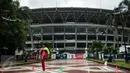 Warga berolahraga di dekat Stadion Utama Gelora Bung Karno yang sedang direnovasi di Senayan, Jakarta, Selasa (31/1). (Liputan6.com/Gempur M Surya)