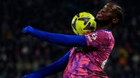 Pemain Juventus Samuel Iling-Jr mengontrol bola saat melawan Monza pada pertandingan sepak bola babak 16 besar Coppa Italia di Stadion Juventus, Turin, Italia, 19 Januari 2023. Juventus menang 2-1 atas Monza. (Marco Alpozzi/LaPresse via AP)