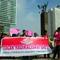 Sejumlah mahasiswa melakukan aksi menolak ISIS di Car Free Day, Bundaran HI, Jakarta, Minggu (15/3/2015). Mereka melakukan aksi teaterikal sebagai bentuk sindiran terhadap kekejaman ISIS. (Liputan6.com/Yoppy Renato) 