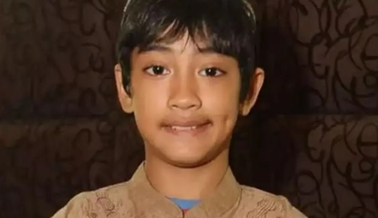 Abidzar cilik juga sudah tunjukkan aura-aura bintang. Ia sering diajak ustaz Jefri Al-Buchori di berbagai momen muncul di televisi. Gayanya saat masih kecil ini menunjukkan sisi unik dari Abidzar yang tengil abis. (Liputan6.com/IG/abidzar73)