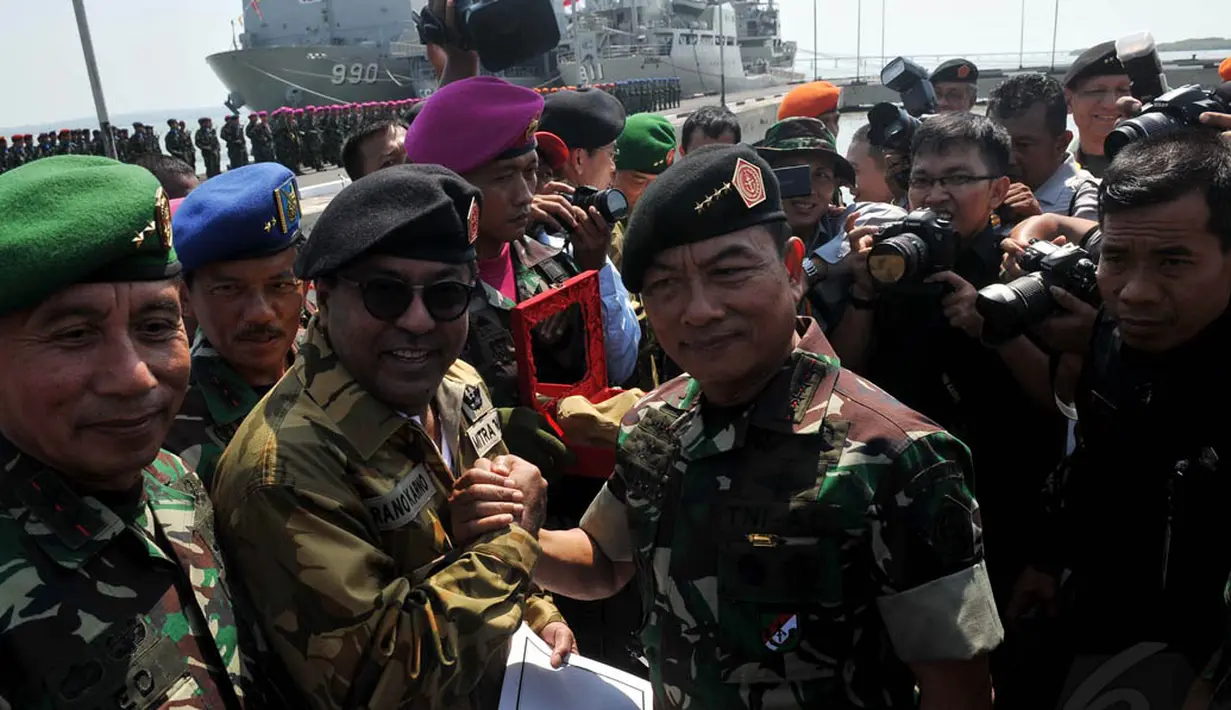 Panglima TNI Jenderal TNI Moeldoko memberikan baret dan brevet kepada para Gubernur se-Indonesia di Surabaya, (6/10/14). (Liputan6.com/Johan Tallo)