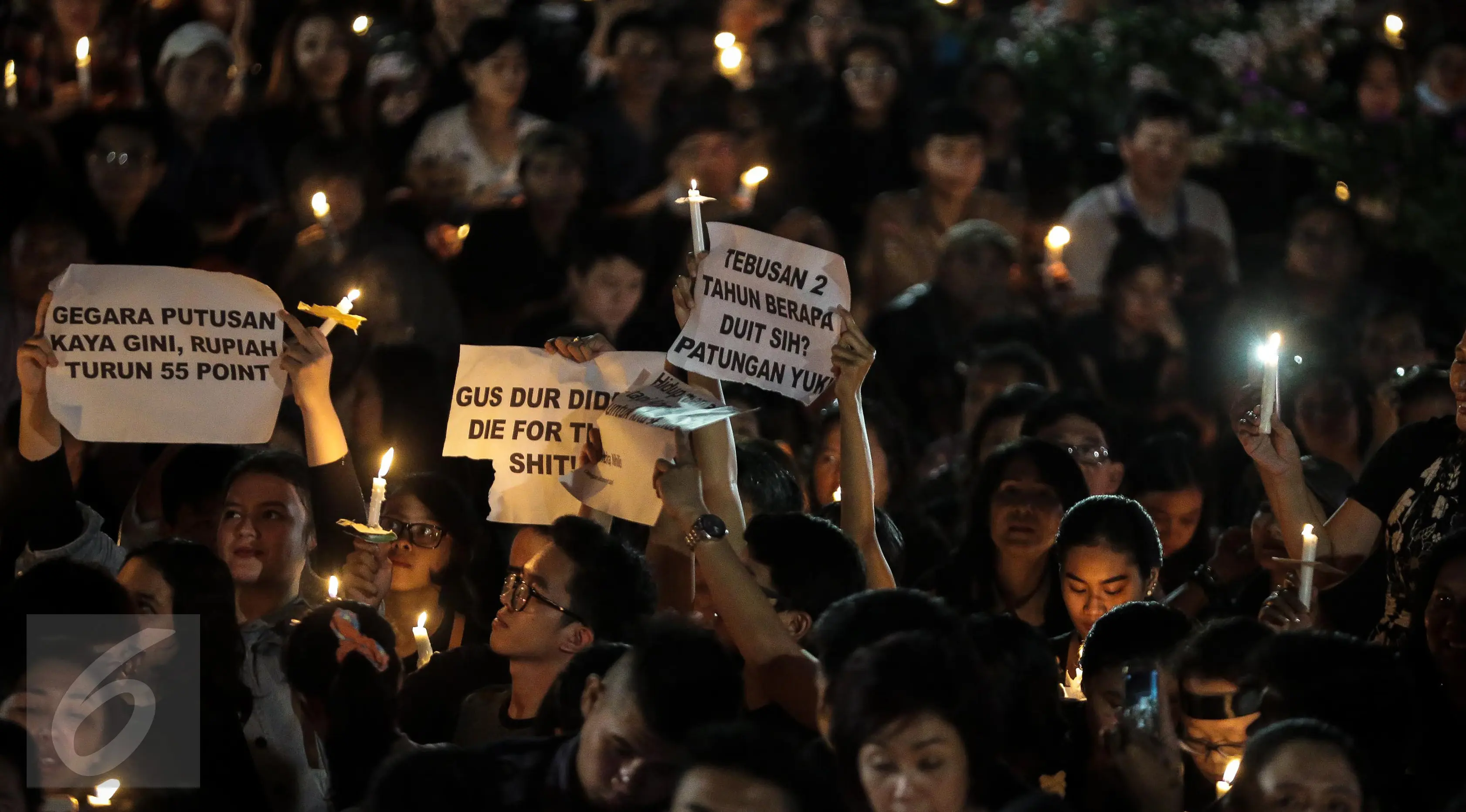 Ribuan pendukung Ahok menggelar acara Malam Solidaritas atas Matinya Keadilan di Tugu Proklamasi, Jakarta (10/05). Mereka datang mengenakan pakaian hitam-hitam. (Liputan6.com/Faizal Fanani)