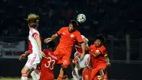 Ivan Bosjnak mencoba sundul bola di pertahanan Ajax (Liputan6.com/Helmi Fithriansyah)