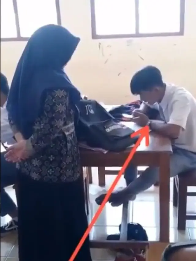 reaksi kocak murid SMA kepergok guru (foto: @gibahanz)