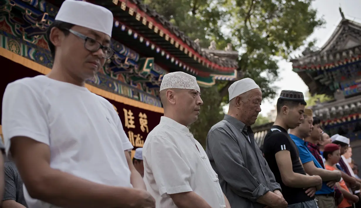Umat muslim Cina melaksanakan salat Idul Fitri di masjid Niujie, Beijing, 26 Juni 2017. Masjid Niujie merupakan Masjid bersejarah di Kota Beijing dan mnjadi tempat ibadah masyarakat muslim. (AFP PHOTO / Nicolas ASFOURI)