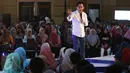Direktur Marketing PT Sido Muncul Irwan Hidayat berbagi pengalaman menjadi entepreneur di hadapan para peserta hari kedua EMTEK Goes To Campus (EGTC) 2017 yang digelar di Auditorium Universitas Negeri Semarang, Kamis (6/4). (Liputan6.com/Yoppy Renato)
