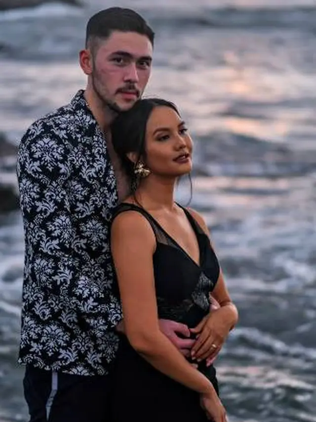 7 Prewedding Valerie Krasnadewi dan Kekasih di Pinggir Pantai Ini Curi Perhatian