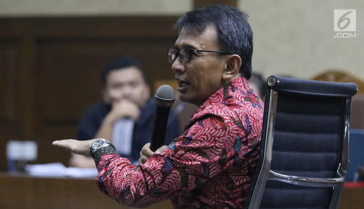 Mantan Gubernur Sumatera Utara, Gatot Pujo Nugroho menjawab pertanyaan JPU KPK saat menjadi saksi pada sidang lanjutan kasus dugaan suap ketok palu DPRD Sumut periode 2009-2014 di Pengadilan Tipikor, Jakarta, Rabu (27/2). (Liputan6.com/Helmi Fithriansyah)