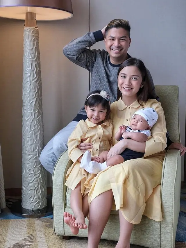 7 Pemotretan Terbaru Chelsea Olivia dan Glenn Alinskie Bersama Kedua Anaknya