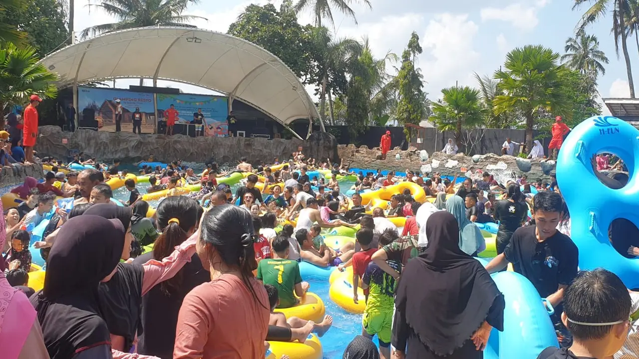 Cuti Lebaran 2023, Ribuan Pengunjung Padati Taman Air Sabda Alam Cipanas Garut
