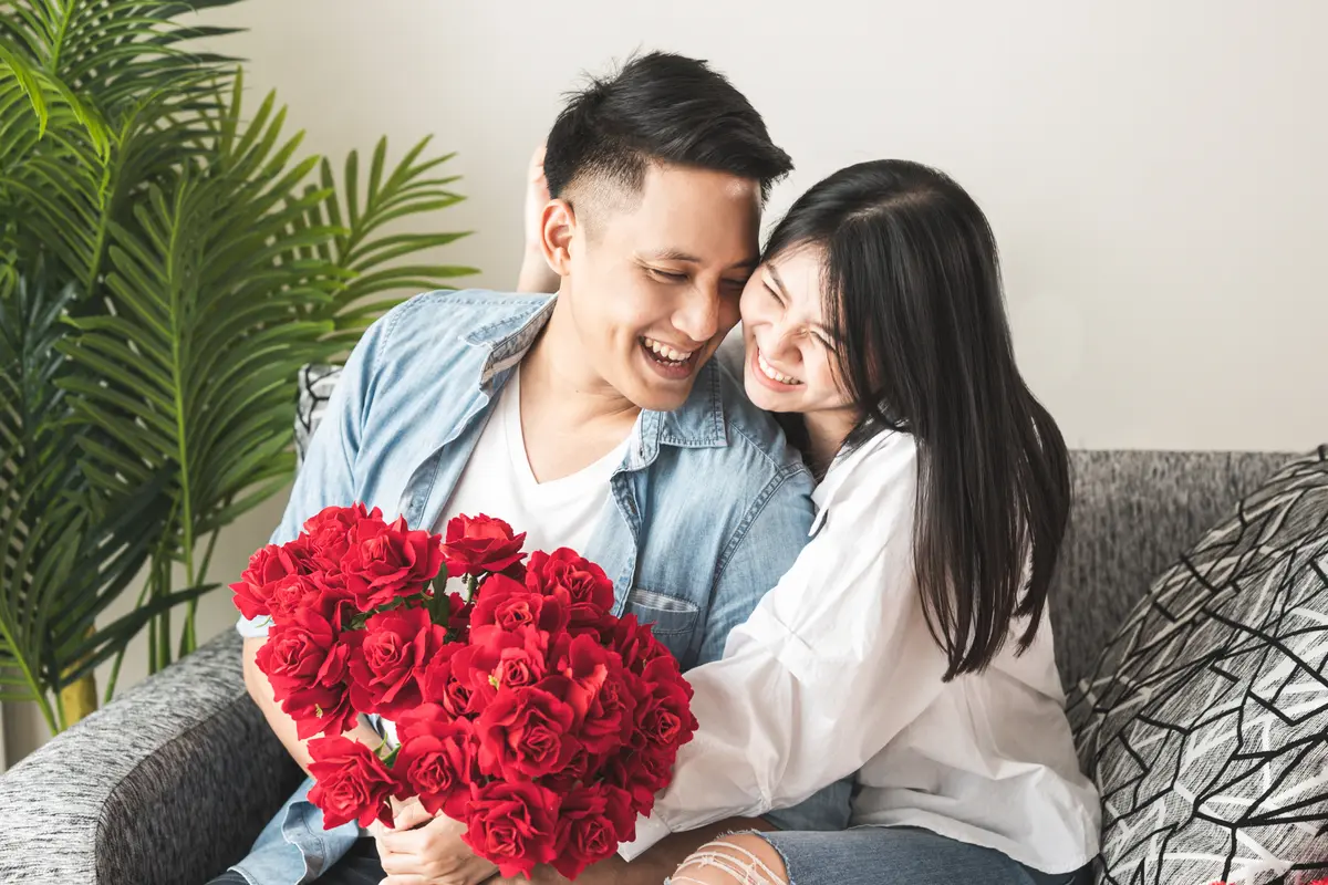 perempuan dan pasangan 18 juli romantis