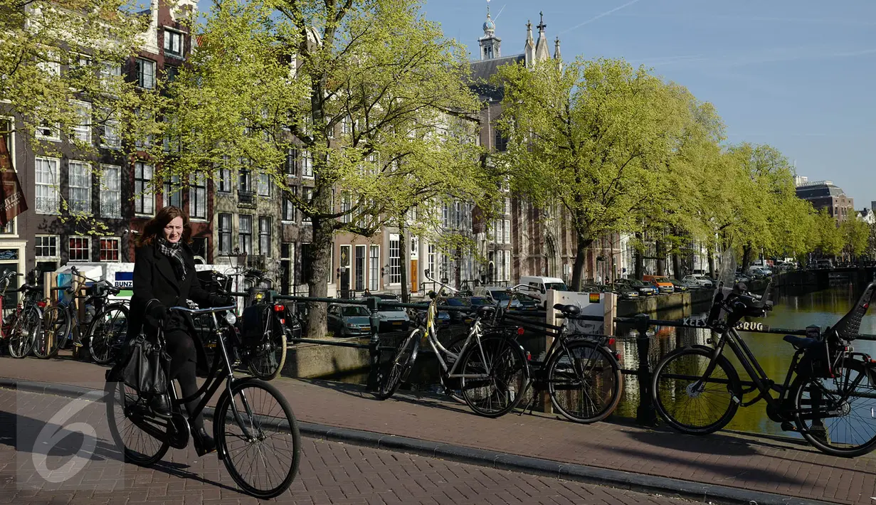 <p>Warga menggunakan sepeda saat beraktivitas di sekitar kawasan Amsterdam, Kamis (20/4). Tak ada yang menampik bahwa kota Amsterdam, Belanda, merupakan surga bagi para pesepeda. (Liputan6.com/Immanuel Antonius)</p>