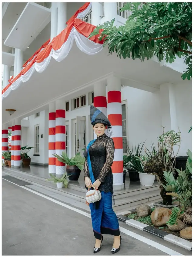 6 Potret Beda Gaya Kahiyang Ayu dan Erina Gudono dalam Perayaan HUT ke-80 RI
