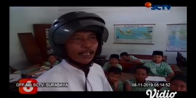 VIDEO: 2 SDN di Jombang dan Ponorogo Rusak Parah, Guru Ngajar Pakal Helm