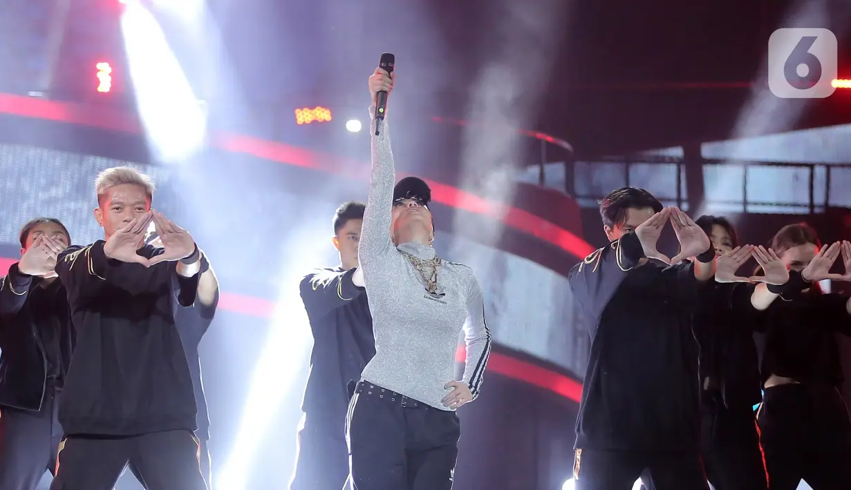 Aksi Agnez Mo menjadi artis pembuka di atas panggung Konser Raya 28 Tahun INDOSIAR LUA28IASA di Studio 6 Emtek City, Jakarta, Rabu (10/1/2023). Agnez Mokembali tampil memukau membawakan lagu-lagu lawasnya di awal karir menjadi penyanyi dan artis multi talenta. (Fimela.com/Bambang E. Ros)