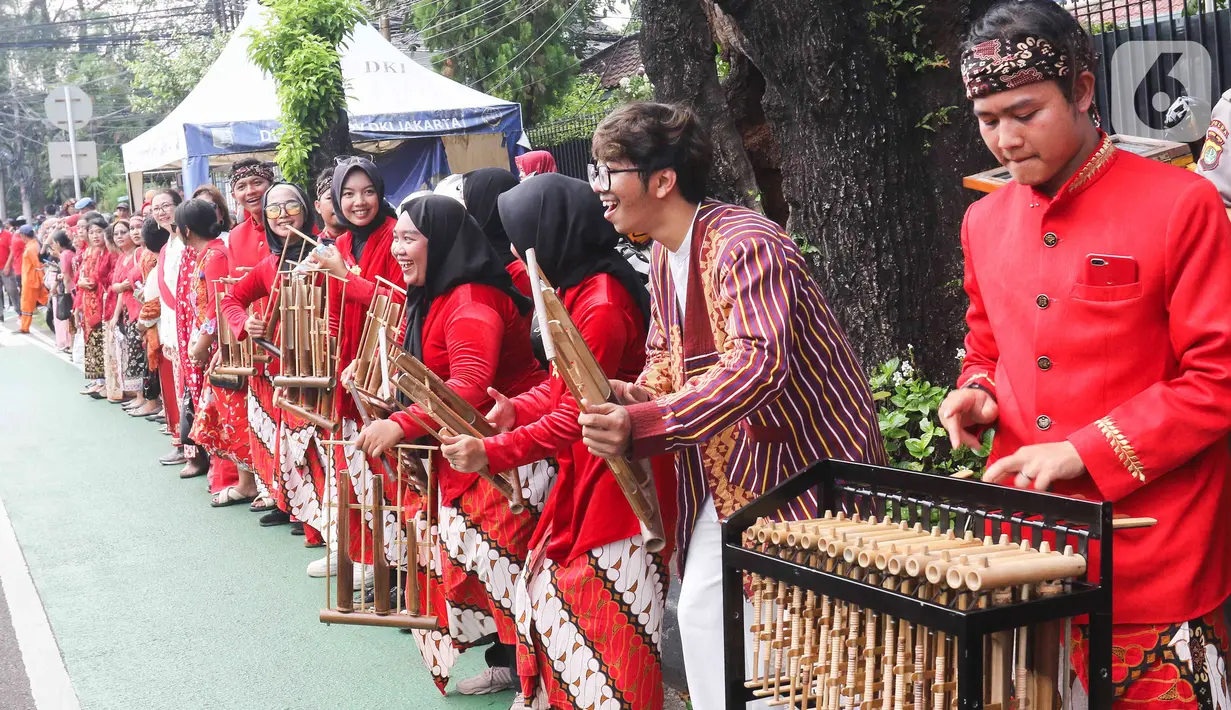 Parade kebudayaan PDIP ini diikuti dengan defile kebudayaan. Ada Tim Bhineka Tunggal Ika yang memakai baju adat. Ada pakaian adat Betawi, Jawa, Batak, dan lain-lain. (Liputan6.com/Herman Zakharia)