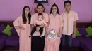 2.	Keluarga Anang Hermansyah kompak berbaju pink di hari raya Idul Fitri. Berbagi kebahagiaan, Ashanty mengunggah foto di Instagram dan memberikan ucapan. “Selamat hari raya idul fitri, mohon maaf lahir dan batin😍,” tulisnya. (Instagram/ashanty_ash)