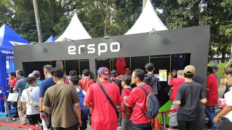 Antrian penonton melihat merchandise sebelum laga timnas Indonesia vs Australia