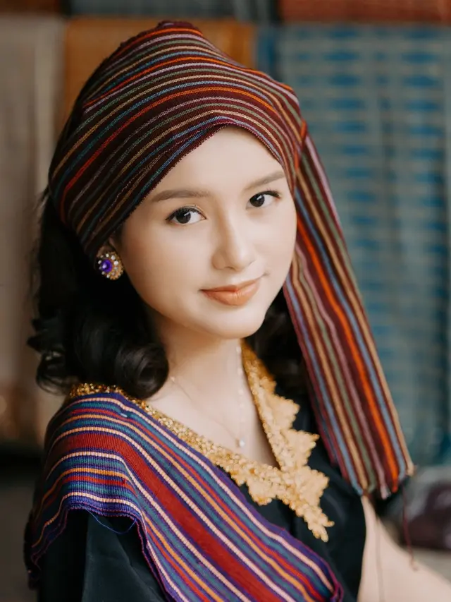 7 Pesona Sarah Menzel Pakai Baju Tradisional NTB, Curi Perhatian