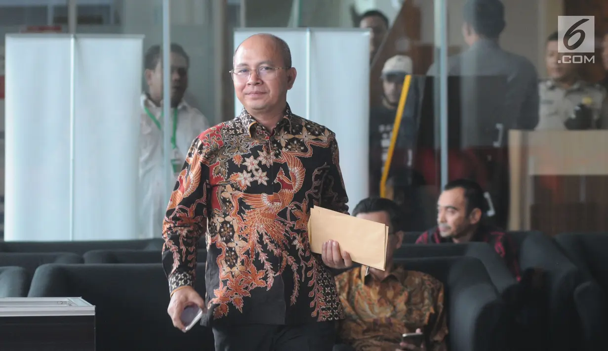Rektor IAIN Pontianak, Syarif bersiap meninggalkan Gedung KPK usai menjalani pemeriksaan di Jakarta, Senin (17/6/2019). Syarif diperiksa sebagai saksi untuk tersangka Romahurmuziy (Rommy) terkait kasus dugaan jual beli jabatan di lingkungan Kementerian Agama. (merdeka.com/Dwi Narwoko)