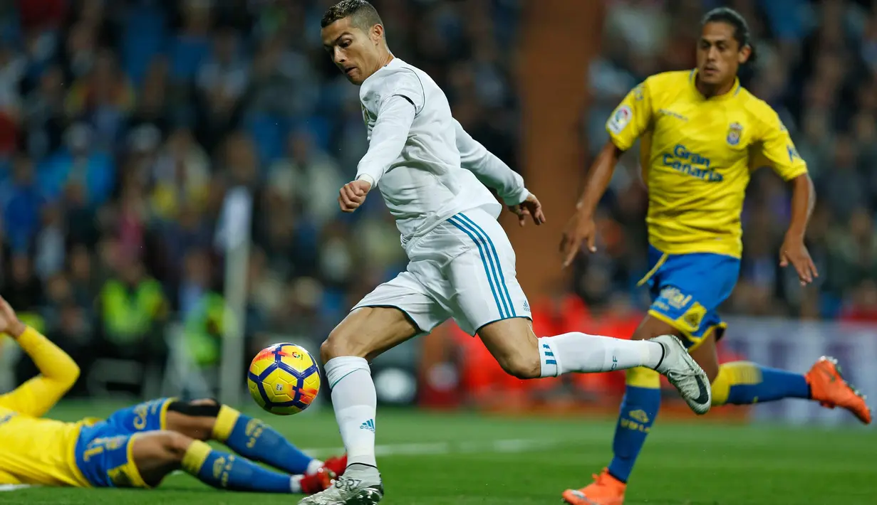 Penyerang Real Madrid, Cristiano Ronaldo berusaha menendang bola saat bertanding melawan Las Palmas pada lanjutan La Liga Spanyol di Stadion Santiago Bernabeu, Madrid (5/11). Madrid menang telak 3-0 atas Las Palmas. (AP Photo/Francisco Seco)