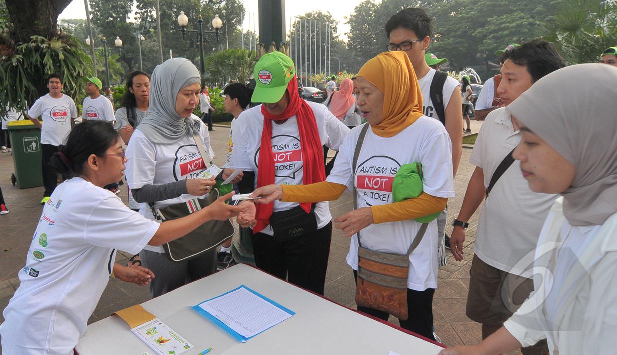 Para peserta fun walk 2015 Autism is not a joke saat mendaftar di balai kota, Jakarta, Minggu (29/3/2015). acara ini dalam rangka memperingati hari autisme sedunia yang jatuh tanggal 2 april setiap tahunnya. (Liputan6.com/Herman Zakharia)