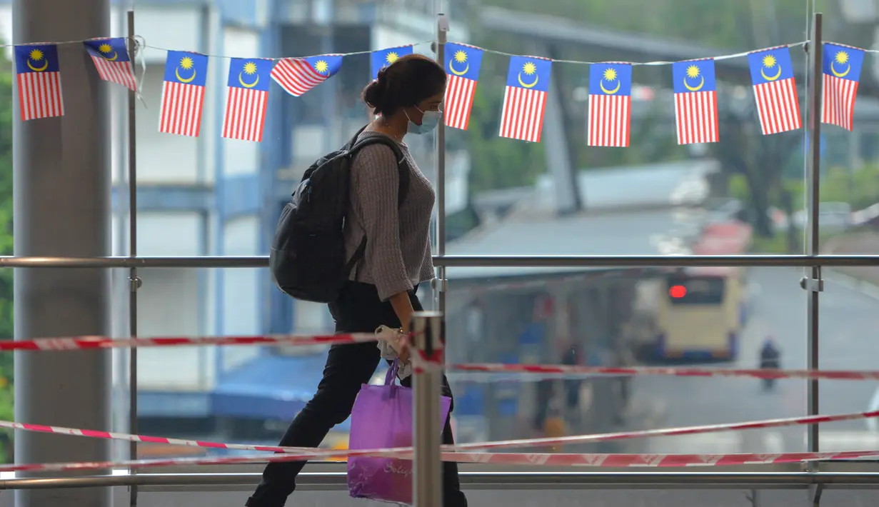 Seorang perempuan dengan masker berjalan di sebuah stasiun kereta metro di Kuala Lumpur, 5 Oktober 2020. Malaysia pada Senin (5/10) melaporkan rekor penambahan kasus harian tertinggi lainnya dengan 432 kasus baru COVID-19, menambah total kasus di negara itu menjadi 12.813. (Xinhua/Chong Voon Chung)
