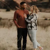 Ilustrasi pasangan cinta, romantis, bahagia. (Photo by Andres Molina on Unsplash)