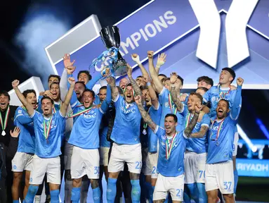 Bek Napoli bernomor punggung 22, Giovanni Di Lorenzo, mengangkat trofi di podium setelah pertandingan final Piala Super Italia melawan Bologna di Stadion King Al-Awwal Park, Riyadh pada Senin 22 Desember 2025 malam waktu setempat. Napoli memastikan diri sebagai juara Piala Super Italia (Supercoppa Italiana) setelah mengalahkan Bologna di partai final. (Fayez NURELDINE/AFP)