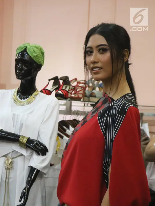 Model mengenakan busana modest wear dalam trunk show yang bertajuk "Helo Holy" karya 3 desainer lokal berbakat di Fashion First, Jakarta, Kamis (3/5). Koleksi ini dalam rangka menyambut bulan suci Ramadan.(Liputan6.com/Arya Manggala)