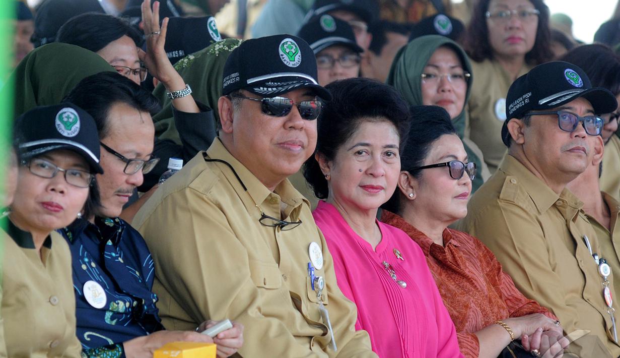 Menteri Kesehatan Nila F Moeloek (ketiga kanan) saat menghadiri Upacara Hari Kesehatan Nasional ke-50, Jakarta, Rabu (12/11/14) (Liputan6.com/Herman Zakharia)