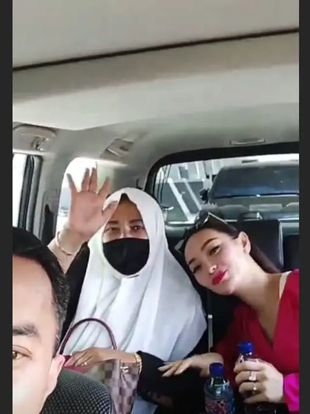 6 Momen Pertemuan Zaskia Gotik dan Mama Mertua, Penuh Kehangatan