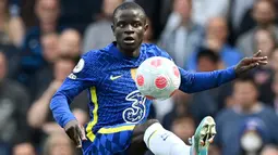 Pemain Chelsea, N'Golo Kante berusaha mengontrol bola dalam pertandingan lanjutan Liga Inggris 2021/2022 melawan West Ham United yang berlangsung di Stamford Bridge, Minggu (24/4/2022). NGolo Kante juga bakal berstatus penggangguran pada 1 Juli 2023. Gemuknya lini tengah Chelsea dengan gempuran pemain baru memungkin dirinya tidak akan diperpanjang kontraknya oleh Chelsea dan akan berstatus bebas transfer pada akhir musim ini. (AFP/Justin Tallis)