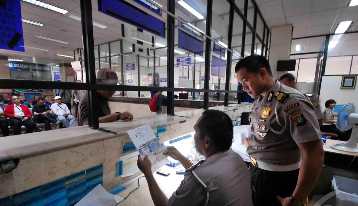 Petugas memberi penjelasan pada wajib pajak di Samsat Jakarta Pusat, Kamis (11/12/2014). (Liputan6.com/Johan Tallo)