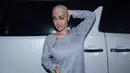 Meski sudah membotaki rambutnya sekitar dua minggu lalu, namun Julia Perez baru merilis bentuk baru kepalanya tersebut. Apalagi ketika dalam acara-acara ia dituntut untuk tetap terlihat memiliki rambut. (Andy Masela/Bintang.com)
