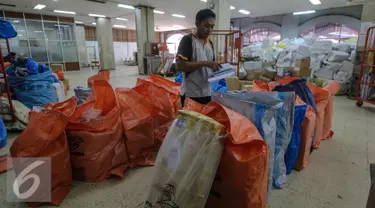 Menjelang lebaran pengiriman barang di Kantor Pos Besar Jakarta mengalami peningkatan, Rabu (8/7/2015). Pengiriman paket pos menjelang Lebaran di kantor pos tersebut meningkat 20 persen atau mencapai 4000 paket setiap hari. (Liputan6.com/Faizal Fanani)