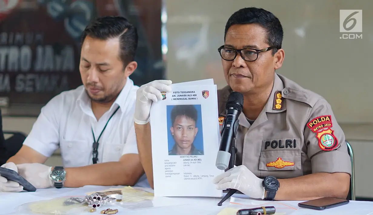 Kabid Humas Polda Metro Jaya Kombes Argo Yuwono (kedua kiri) menunjukkan foto tersangka kasus pencurian kendaraan bermotor di Polda Metro Jaya, Jakarta, Kamis (4/7/2019). Polisi menembak mati salah seorang tersangka. (Liputan6.com/Immanuel Antonius)