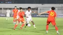 <p>Gelandang Timnas Indonesia U-20, Chow Yun Damanik (tengah) berebut bola dengan gelandang Timnas China U-20, Chen Zeshi pada laga kedua uji coba internasional di Stadion Madya Gelora Bung Karno, Senayan, Jakarta, Senin (25/3/2024). (Bola.com/Abdul Aziz)</p>