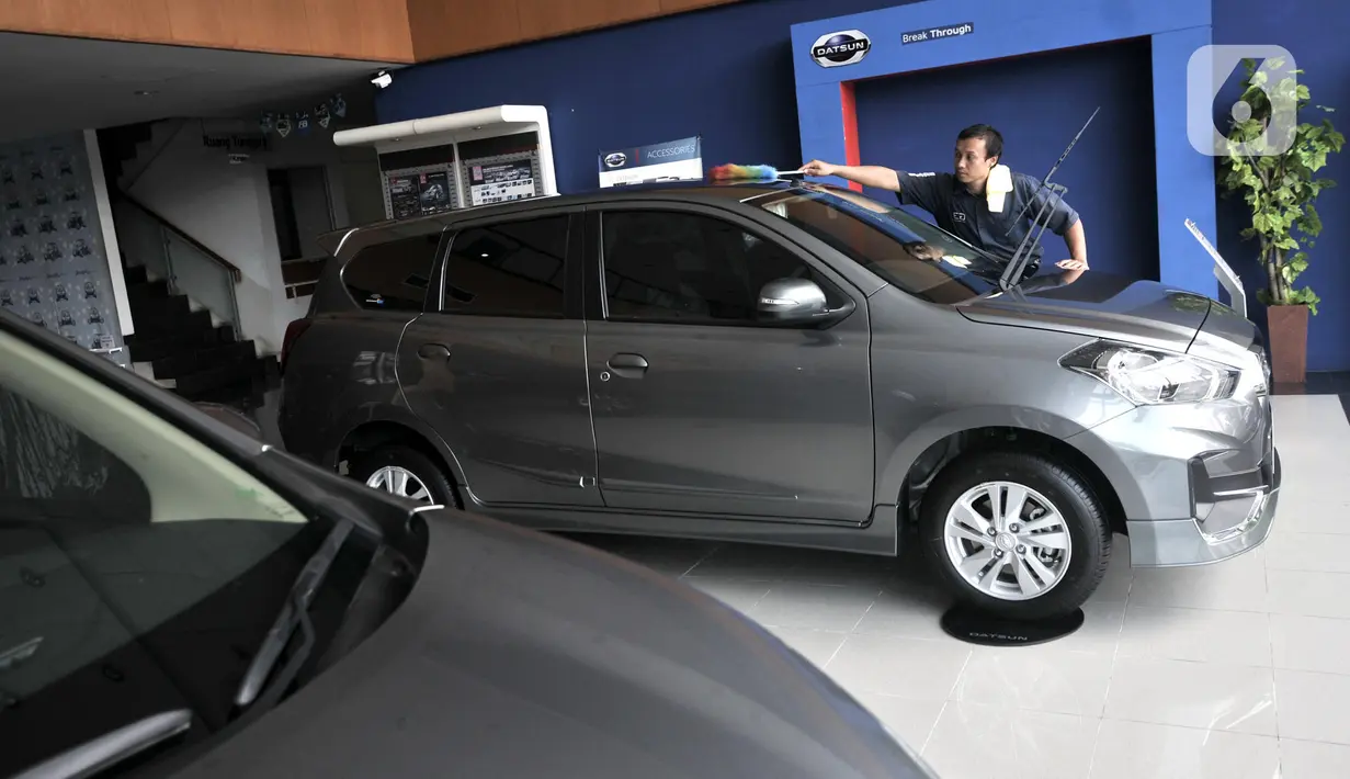 Pekerja membersihkan mobil Datsun Go+ Panca di Diler Nissan kawasan Pulogadung, Jakarta, Rabu (27/11/2019). PT Nissan Motor Indonesia berencana untuk menghentikan produksi Datsun di Indonesia pada 2020 mendatang. (merdeka.com/Iqbal Nugroho)