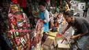 Pedagang membuat parsel Natal di Pasar Barito, Jakarta, Kamis (23/12/2021). Pedagang mengakui penjualan parsel sebagai hantaran Natal mulai ramai. Parsel yang paling banyak diminati adalah parsel makanan dengan harga mulai dari Rp 100.000 hingga Rp 800.000. (Liputan6.com/Faizal Fanani)