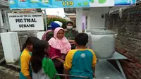 Kampanye pola hidup sehat dan bersih dilakukan prajurit TNI AL di kawasan pesisir Cirebon. Foto (Liputan6.com / Panji Prayitno)