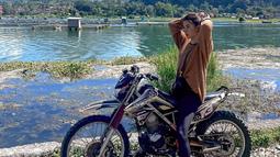 Tak hanya melakukan hiking, rupanya Baby Jovanca juga gemar touring dengan motor trailnya. Penammpilan kasual Baby Jovanca saat menaiki motor trail ini juga mencuri perhatian. (Liputan6.com/IG/@babyjvnc)