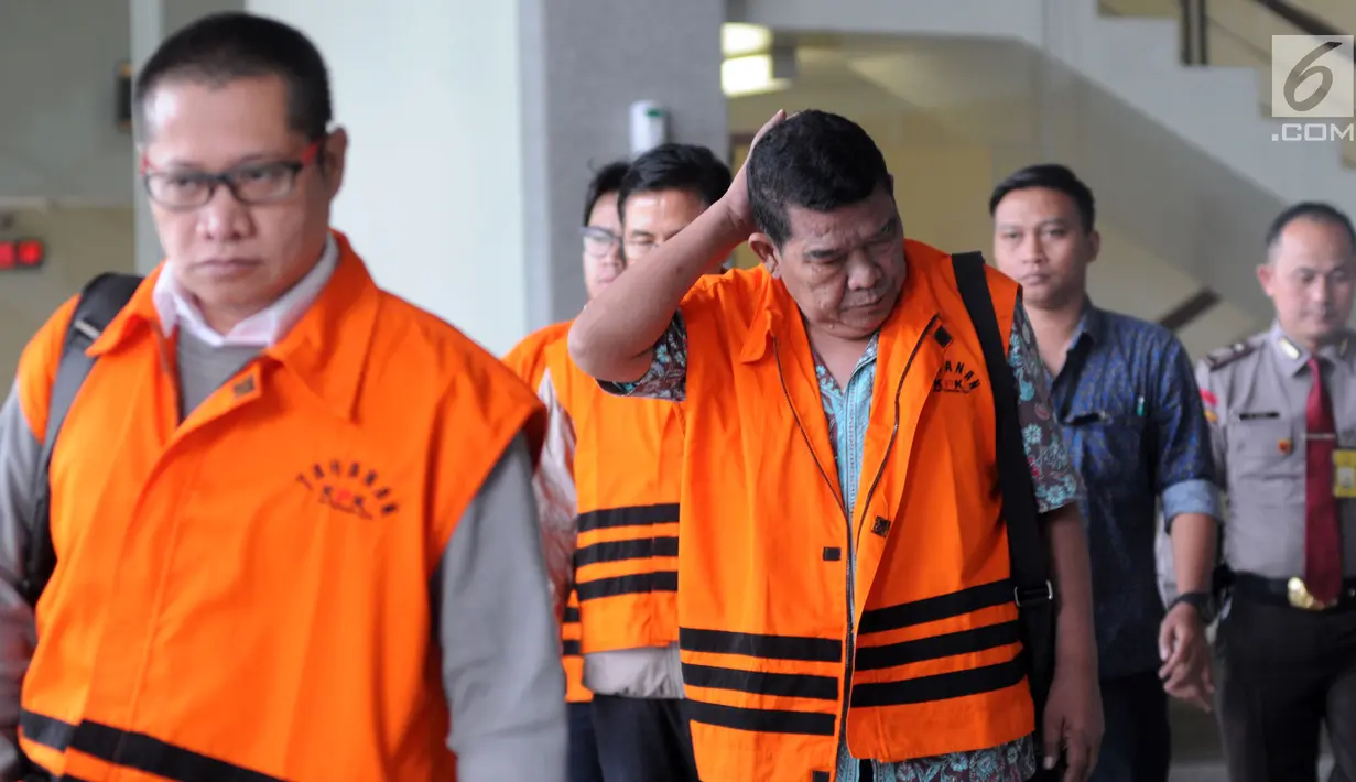 Empat tersangka kasus suap Purbalingga, yaitu Kabag ULP Purbalingga Hadi Iswanto bersama tiga kontraktor, Hamdani Kosen, Librata Nababan, dan Ardirawinata Nababan usai menjalani pemeriksaan lanjutan di KPK, Jakarta, Senin (30/7). (Merdeka.com/Dwi Narwoko)