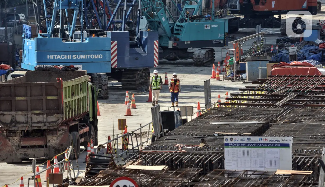Aktivitas pekerja saat menyelesaikan proyek pembangunan jalur Mass Rapid Transit (MRT) Fase 2A-CP203 rute Bundaran HI-Kota Tua di Jalan Gajah Mada, Jakarta Barat, Minggu (11/9/2022). Gubernur DKI Jakarta Anies Baswedan mengungkapkan, pembangunan jalur kereta cepat MRT fase 2A rute Stasiun Bundaran Hotel Indonesia (HI)-Kota Tua yang memiliki panjang 6,3 kilometer tersebut ditargetkan rampung pada 2028. (merdeka.com/Iqbal S. Nugroho)