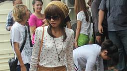 Sedari dulu, Sarwendah identik dengan model rambut panjang dan poni depan. Memiliki paras menawan, istri Ruben Onsu ini kerap dipuji mirip artis Korea. Pada 2012, Sarwendah memutuskan mundur sebagai anggota Cherrybelle. (KapanLagi.com/tdr)